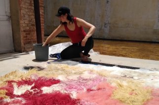 L'artiste Stefanie Salzmann à l'oeuvre